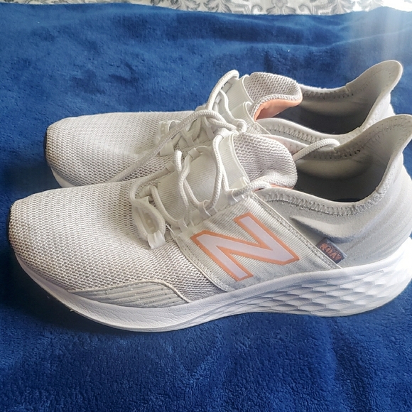 New Balance Women's White Athletic Shoes - Picture 1 of 8